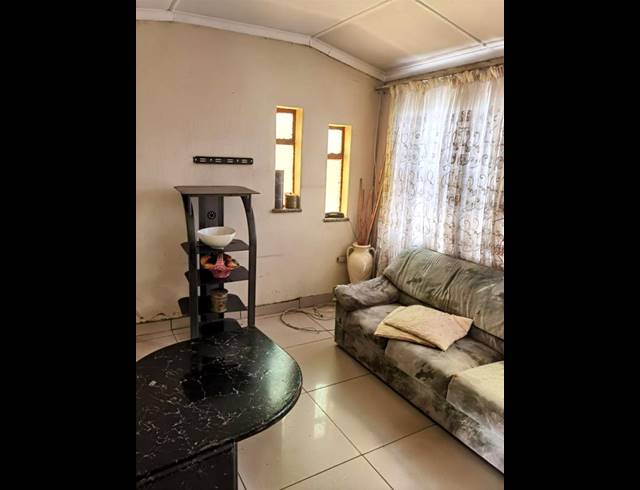 2 BEDROOM PROPERTY TO RENT IN SENAOANE